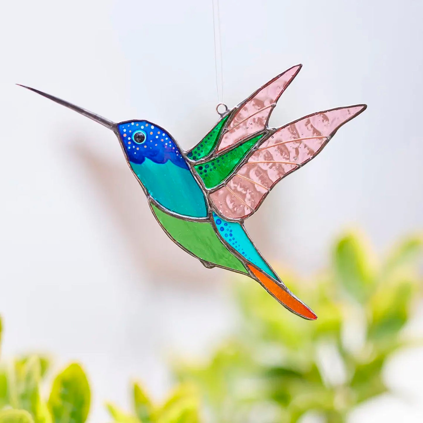 Sonnenfänger aus Buntglas mit Kolibri-Motiv – Geschenk für Mama und Ihre Lieben – handgefertigte Fensterdekoration | Symbol der Liebe, Leichtigkeit und Freude