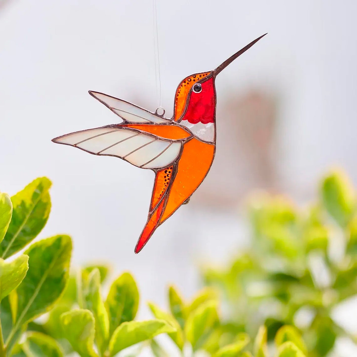 Orangefarbener Kolibri-Buntglas – Sonnenfänger als Geschenk für Mama und Ihre Lieben, handgefertigt, zum Aufhängen am Fenster | Symbol für Wärme, Licht und Freude