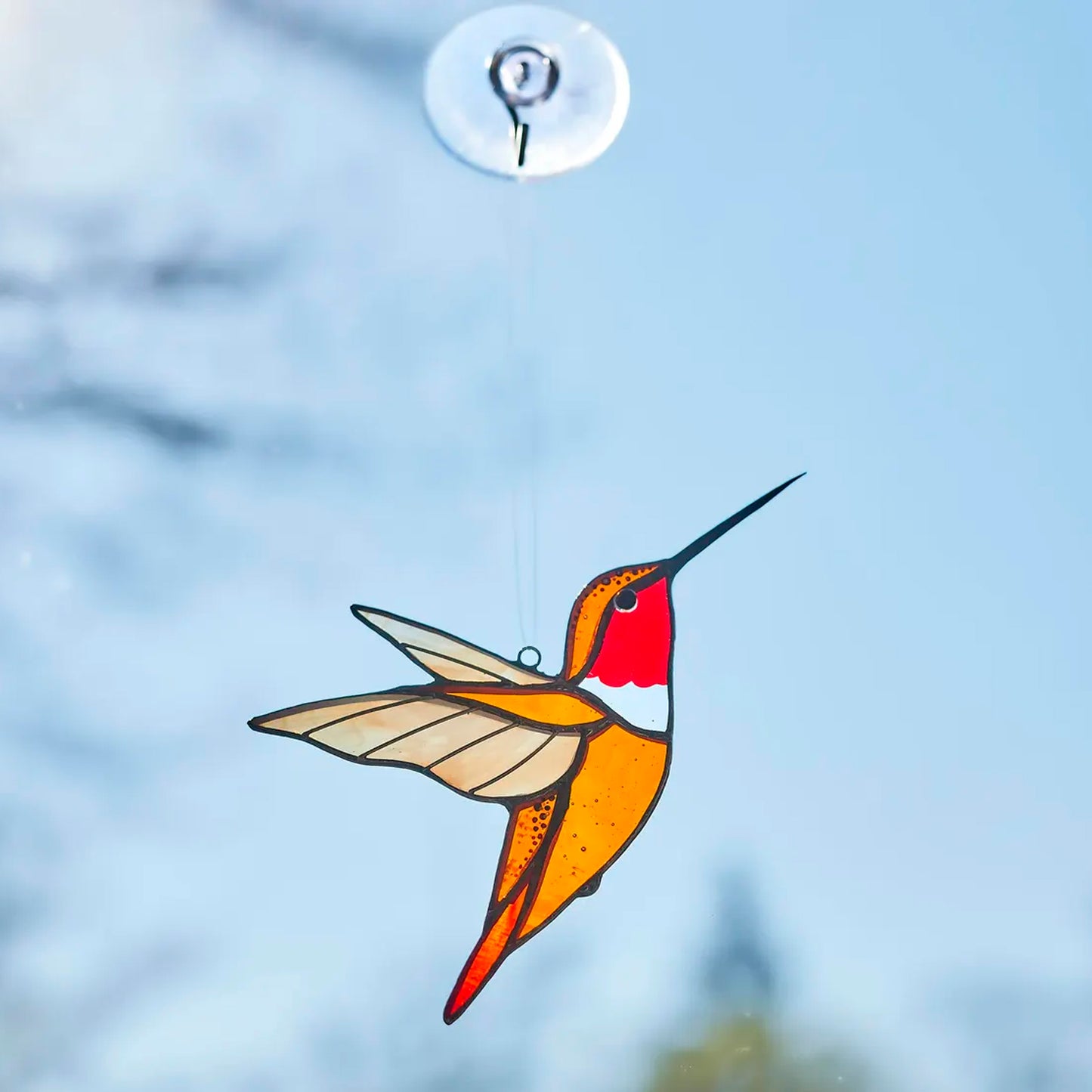 Orangefarbener Kolibri-Buntglas – Sonnenfänger als Geschenk für Mama und Ihre Lieben, handgefertigt, zum Aufhängen am Fenster | Symbol für Wärme, Licht und Freude