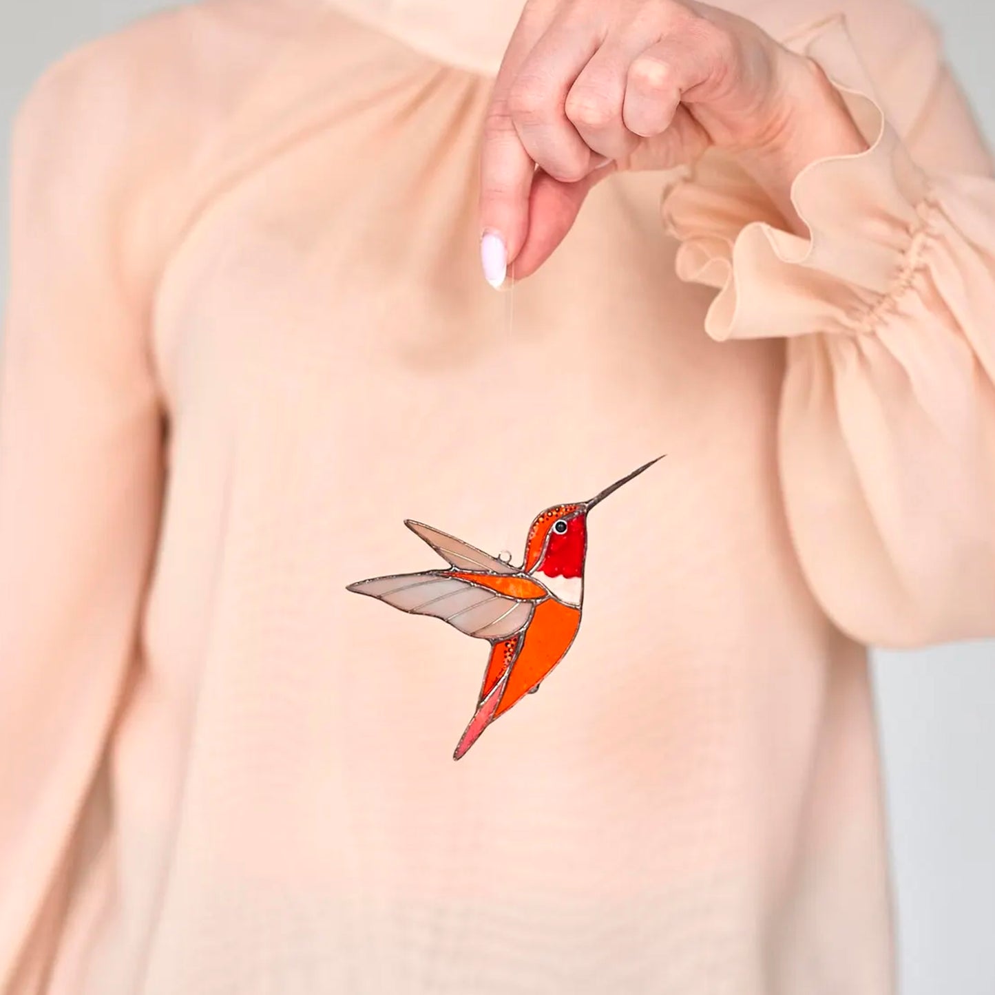 Orangefarbener Kolibri-Buntglas – Sonnenfänger als Geschenk für Mama und Ihre Lieben, handgefertigt, zum Aufhängen am Fenster | Symbol für Wärme, Licht und Freude