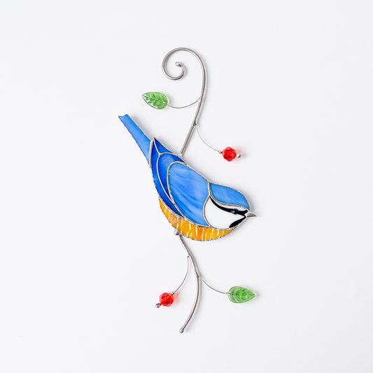 Blaumeise-Fensterbehang – Vogeldekor aus Buntglas. Ein entzückendes Symbol für Freude, Neugier und die Schönheit alltäglicher Momente.