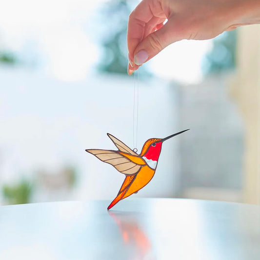 Orangefarbener Kolibri-Buntglas – Sonnenfänger als Geschenk für Mama und Ihre Lieben, handgefertigt, zum Aufhängen am Fenster | Symbol für Wärme, Licht und Freude