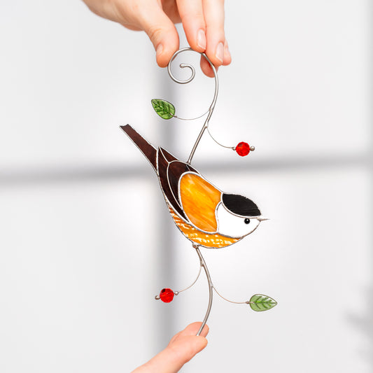 Chickadee-Fensterbehang – Buntglasvogel-Geschenk. Ein fröhliches Symbol der Freude, Hoffnung und unbeschwerten Stimmung.